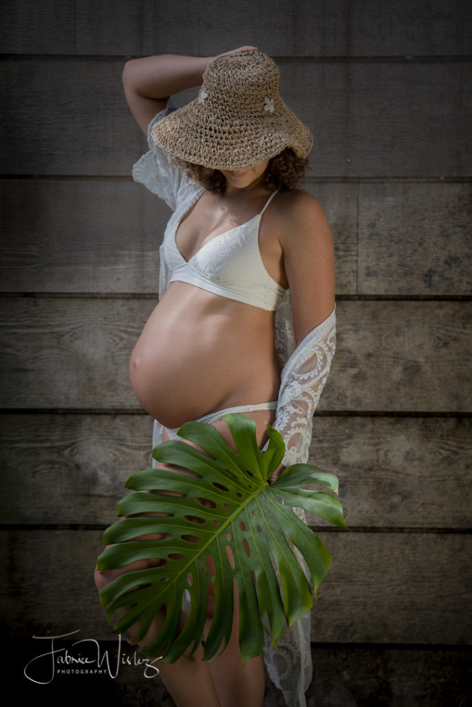 Photo d'une belle jeune femme enceinte qui pose lors d'une séance photo à la Réunion